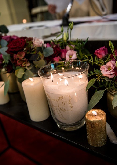 Decoratie kerk - ceremonie - dienstviering - aankleding - kaarsen - bloemen